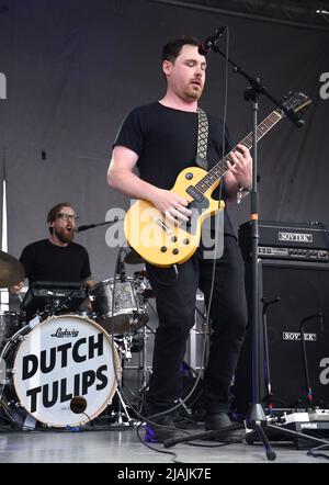 Die Dutch Tulips, Matthew Freake, Justin Mantell und die Brüder Matthew und John Holland werden während eines Live-Konzerts beim Boston Calling Music Festival, das am 29. Mai 2022 in Allston, Massachusetts, stattfindet, auf der Bühne aufgeführt. Stockfoto