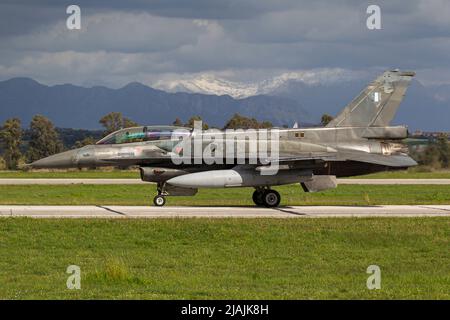 Eine hellenische Luftwaffe F-16, die Falcon bekämpft, taxiert für einen Trainingsflug aus Andravida, Griechenland. Stockfoto