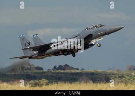 Ein F-15E Strike Eagle der US-Luftwaffe hebt aus Andravida, Griechenland, ab. Stockfoto