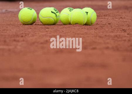 Paris, Frankreich. 30.. Mai 2022. Das am 30. Mai 2022 aufgenommene Foto zeigt offizielle Roland Garros-Kugeln. Quelle: Meng Dingbo/Xinhua/Alamy Live News Stockfoto
