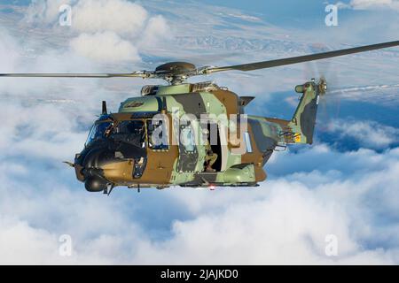 Ein Transporthubschrauber der spanischen Armee NH90 während eines Trainingsfluges, Logrono, Spanien. Stockfoto