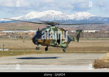 Ein Transporthubschrauber der spanischen Armee NH90 kehrt zu seinem Heimatstützpunkt Logrono, Spanien, zurück. Stockfoto
