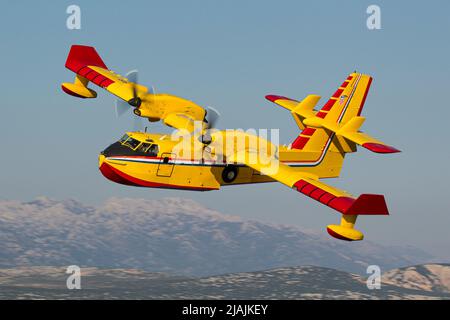 Ein kroatisches Luftwaffe CL-415 Super Scooper Feuerwehrflugzeug im Flug, Zadar, Kroatien. Stockfoto