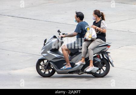 SAMUT PRAKAN, THAILAND, APR 02 2022, das Paar fährt auf dem Motorrad auf der Straße. Stockfoto