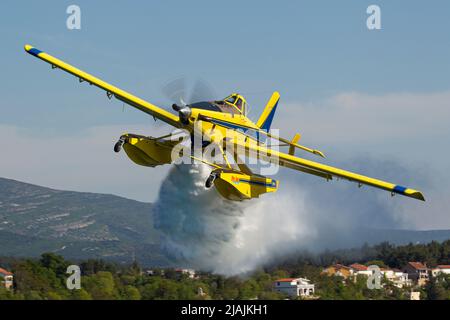 Ein Feuerwehrflugzeug der kroatischen Luftwaffe AT-802, das während eines Trainingsfluges Wasser abgibt, Kroatien. Stockfoto