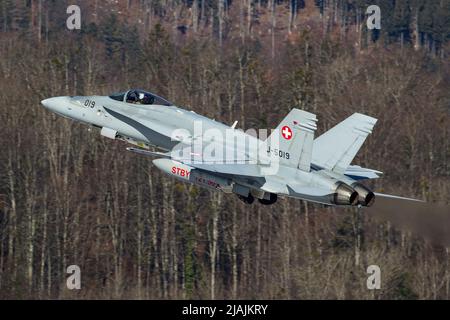 Eine F/A-18 Hornet der Schweizer Luftwaffe hebt an ihrem Heimatstandort Meiringen, Schweiz, ab. Stockfoto