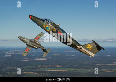 Ein Paar der schwedischen Air Force Sk60 Trainingsjets auf einem Formationsflug. Stockfoto