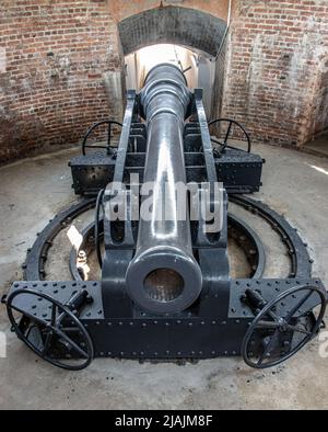 Eine große Kanone (Armstrong Kanone) in einem versteckten Gebäude für die Küstenverteidigung, Thailand Stockfoto