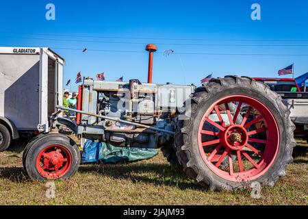 Fort Meade, FL - 23. Februar 2022: 1932 Case CC Farm Tractor auf der lokalen Traktorenschau Stockfoto
