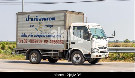 SAMUT PRAKAN, THAILAND, APR 14 2022, die LKW-Fahrt auf einer Landstraße. Stockfoto