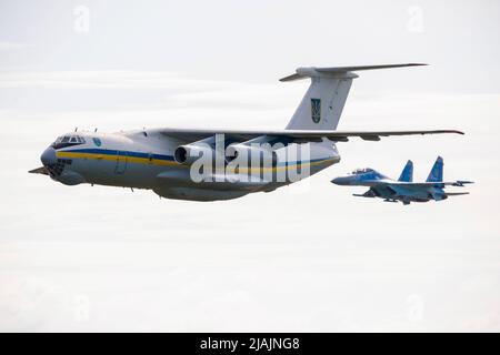 Luftwaffe der Ukraine Su-27 Flanker Jet und Transportflugzeug Il-76 im Flug. Stockfoto