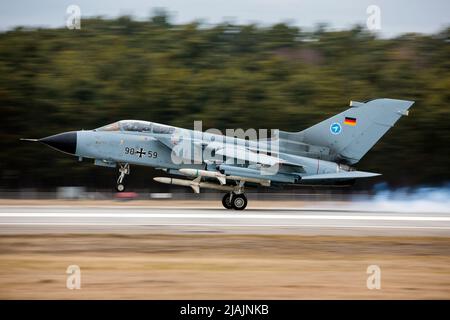 Tornado-Jet der deutschen Luftwaffe, bewaffnet mit drei RAKETEN ZUR SCHADENSABWEHR. Stockfoto