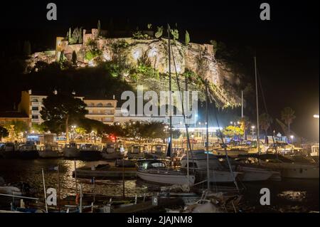 Nacht in Südfrankreich, Blick auf den alten Fischerhafen mit Booten und beleuchteten Gebäuden in Cassis, Provence, Frankreich im Frühling Stockfoto