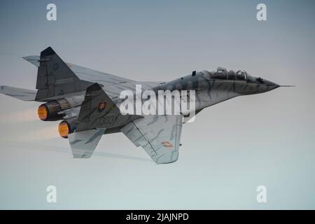 Slowakischer MiG-29UB-Jet mit hoher Geschwindigkeit. Stockfoto