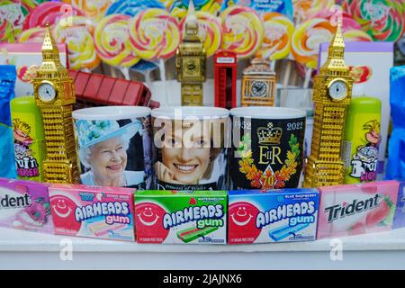 London, Großbritannien. Ein Schaufenster in einem „American Candy Store“ in der Oxford Street mit Süßigkeiten und Souvenirs im britischen Stil Stockfoto