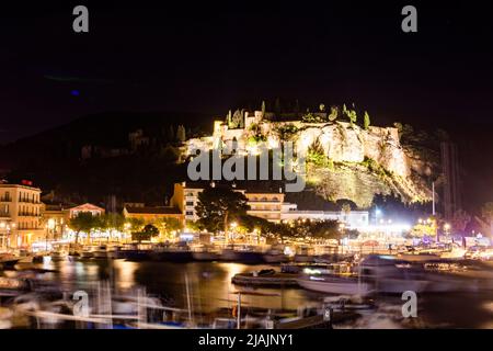 Nacht in Südfrankreich, Blick auf den alten Fischerhafen mit Booten und beleuchteten Gebäuden in Cassis, Provence, Frankreich im Frühling Stockfoto