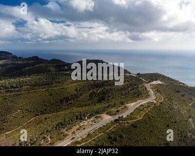 Touristische Route D141 Straße von La Ciotat nach Cassis, Panoramablick auf sandige Kalksteinfelsen und grünen Pinienwald, Urlaub in der Provence, Frankreich Stockfoto