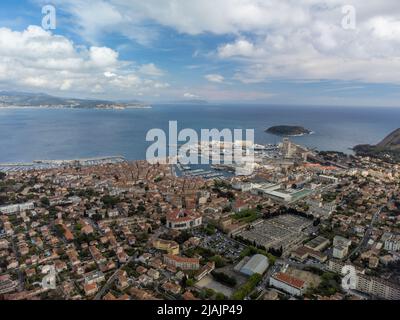 Panorama-Luftaufnahme auf historischen Küsten provenzalischen Stadt La Ciotat mit alten großen Werft Sommerurlaub in der Provence, Frankreich Stockfoto