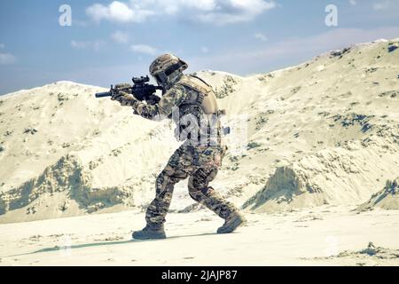 Mann in militärischer Tarnuniform während eines bewaffneten Konflikts in einem Wüstengebiet. Stockfoto