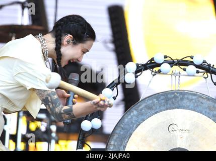 Die Sängerin, Musikerin, Regisseurin und Autorin Michelle Zauner wird am 29. Mai 2022 während eines Live-Konzerts mit Japanese Breakfast beim Boston Calling Music Festival in Allston, Massachusetts, auf der Bühne gezeigt. Stockfoto