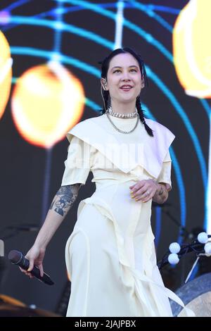 Die Sängerin, Musikerin, Regisseurin und Autorin Michelle Zauner wird am 29. Mai 2022 während eines Live-Konzerts mit Japanese Breakfast beim Boston Calling Music Festival in Allston, Massachusetts, auf der Bühne gezeigt. Stockfoto