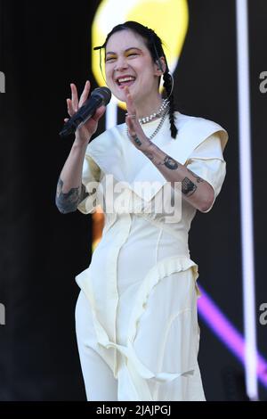 Die Sängerin, Musikerin, Regisseurin und Autorin Michelle Zauner wird am 29. Mai 2022 während eines Live-Konzerts mit Japanese Breakfast beim Boston Calling Music Festival in Allston, Massachusetts, auf der Bühne gezeigt. Stockfoto