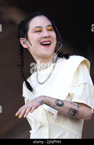 Die Sängerin, Musikerin, Regisseurin und Autorin Michelle Zauner wird am 29. Mai 2022 während eines Live-Konzerts mit Japanese Breakfast beim Boston Calling Music Festival in Allston, Massachusetts, auf der Bühne gezeigt. Stockfoto