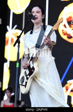 Die Sängerin, Musikerin, Regisseurin und Autorin Michelle Zauner wird am 29. Mai 2022 während eines Live-Konzerts mit Japanese Breakfast beim Boston Calling Music Festival in Allston, Massachusetts, auf der Bühne gezeigt. Stockfoto