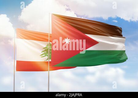 Sonniger blauer Himmel und Flaggen von jordanien und libanon Stockfoto