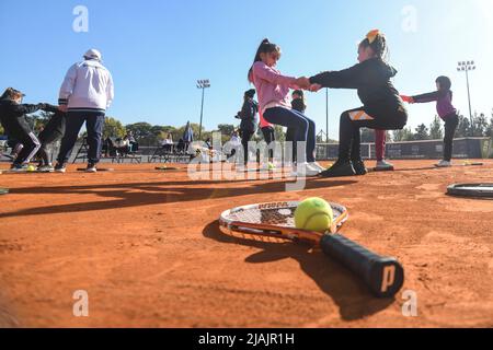 Kleine Mädchen, die Tennis lernen Stockfoto