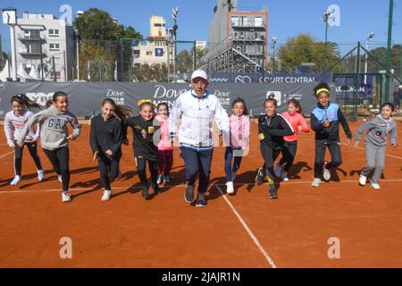 Kleine Mädchen, die Tennis lernen, unter der Führung des Trainers Stockfoto