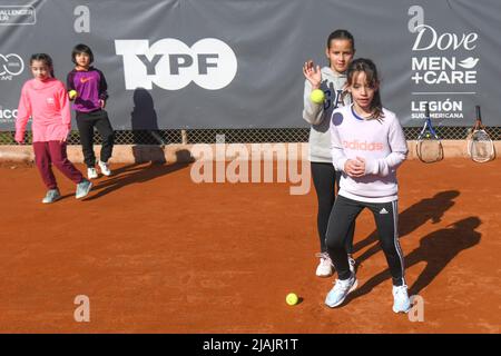 Kleine Mädchen, die Tennis lernen Stockfoto