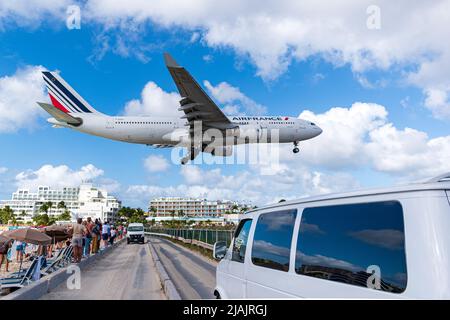 Air France Airbus A330-200 landet in Sint-Maarten, direkt über dem berühmten Maho Beach. Stockfoto