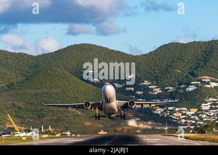 Air France Airbus A330-200 mit Abflug von Sint Maarten bei Sonnenuntergang, Ziel Paris, Frankreich. Stockfoto