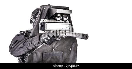 SWAT-Teamkämpfer versteckt sich hinter ballistischem Schild und Zielpistole. Stockfoto