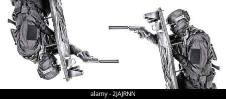 SWAT-Teamkämpfer versteckt sich hinter ballistischem Schild und Zielpistole. Stockfoto