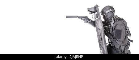 SWAT-Teamkämpfer versteckt sich hinter ballistischem Schild und Zielpistole. Stockfoto