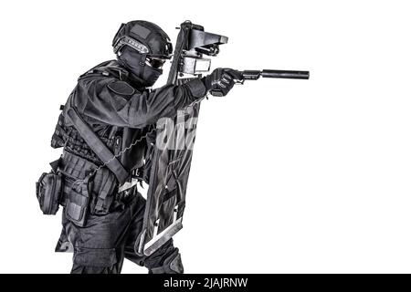 SWAT-Teamkämpfer versteckt sich hinter ballistischem Schild und Zielpistole. Stockfoto