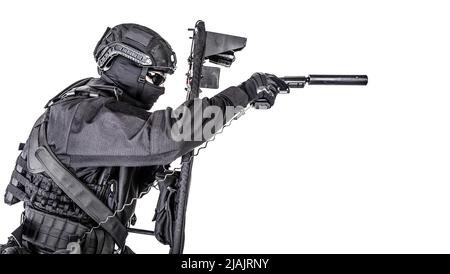 SWAT-Teamkämpfer versteckt sich hinter ballistischem Schild und Zielpistole. Stockfoto