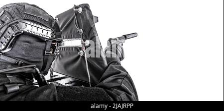 SWAT-Teamkämpfer versteckt sich hinter ballistischem Schild und Zielpistole. Stockfoto