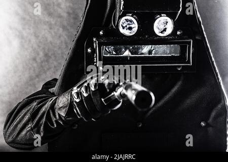 Der SWAT-Kämpfer zielt auf eine Pistole, während er sich hinter einem ballistischen Schild versteckt. Stockfoto