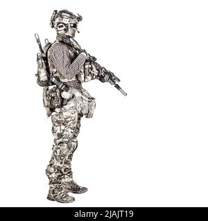 Porträt eines Airsoft-Spielers in camoflage-Uniform und Radio-Headset mit Servicegewehr. Stockfoto