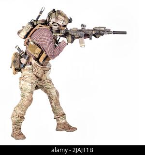 In voller Länge Porträt des Airsoft-Spieler in camofloge Uniform und Radio-Headset, Ziel Service Gewehr. Stockfoto