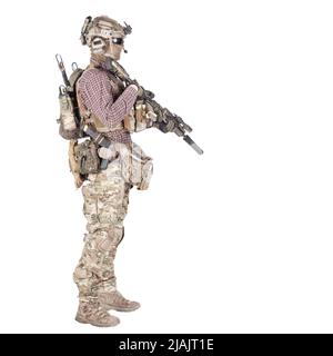 Porträt eines Airsoft-Spielers in camoflage-Uniform und Radio-Headset mit Servicegewehr. Stockfoto