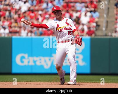 St. Louis, Usa. 30.. Mai 2022. St. Louis Cardinals Nolan Gorman wirft den Baseballspieler auf die erste Basis, um San Diego Padres Jose Azocar für die out in der fünften Inning im Busch Stadium in St. Louis am Montag, 30. Mai 2022 zu bekommen. Foto von Bill Greenblatt/UPI Credit: UPI/Alamy Live News Stockfoto