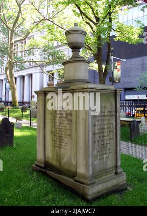 Frühes 19.-Jahrhundert-kunstvolles Grabdenkmal mit französischer Inschrift auf dem Begräbnisplatz der St. Paul's Chapel in Lower Manhattan, New York, NY, USA Stockfoto