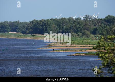 27. Mai 2022, Brandenburg, Lenzen (Elbe): Die Elbe in der Nähe der Anlegestelle der Fähre Pevestorf-Lenzen. Bis zur Wochenmitte wird es in Berlin und Brandenburg allmählich wieder wärmer. Nach Angaben des Deutschen Wetterdienstes (DWD) in Potsdam werden die Temperaturen am Montag von 13 bis 17 Grad auf bis zu 21 Grad am Dienstag und bis zu 24 Grad am Mittwoch ansteigen. Sonne und Wolken wechseln sich nach Angaben der Meteorologen ab und ab und zu gibt es Schauern. Foto: Soeren Sache/dpa Stockfoto