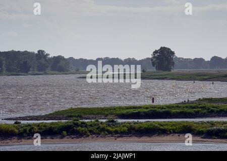 27. Mai 2022, Brandenburg, Lenzen (Elbe): Die Elbe in der Nähe der Anlegestelle der Fähre Pevestorf-Lenzen. Bis zur Wochenmitte wird es in Berlin und Brandenburg allmählich wieder wärmer. Nach Angaben des Deutschen Wetterdienstes (DWD) in Potsdam werden die Temperaturen am Montag von 13 bis 17 Grad auf bis zu 21 Grad am Dienstag und bis zu 24 Grad am Mittwoch ansteigen. Sonne und Wolken wechseln sich nach Angaben der Meteorologen ab und ab und zu gibt es Schauern. Foto: Soeren Sache/dpa Stockfoto