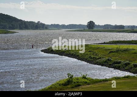 27. Mai 2022, Brandenburg, Lenzen (Elbe): Die Elbe in der Nähe der Anlegestelle der Fähre Pevestorf-Lenzen. Bis zur Wochenmitte wird es in Berlin und Brandenburg allmählich wieder wärmer. Nach Angaben des Deutschen Wetterdienstes (DWD) in Potsdam werden die Temperaturen am Montag von 13 bis 17 Grad auf bis zu 21 Grad am Dienstag und bis zu 24 Grad am Mittwoch ansteigen. Sonne und Wolken wechseln sich nach Angaben der Meteorologen ab und ab und zu gibt es Schauern. Foto: Soeren Sache/dpa Stockfoto