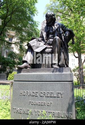 Statue von Horace Greeley, im Greeley Square Park in Manhattan, auf dem Gelände des New York City Hall, New York, NY, USA Stockfoto